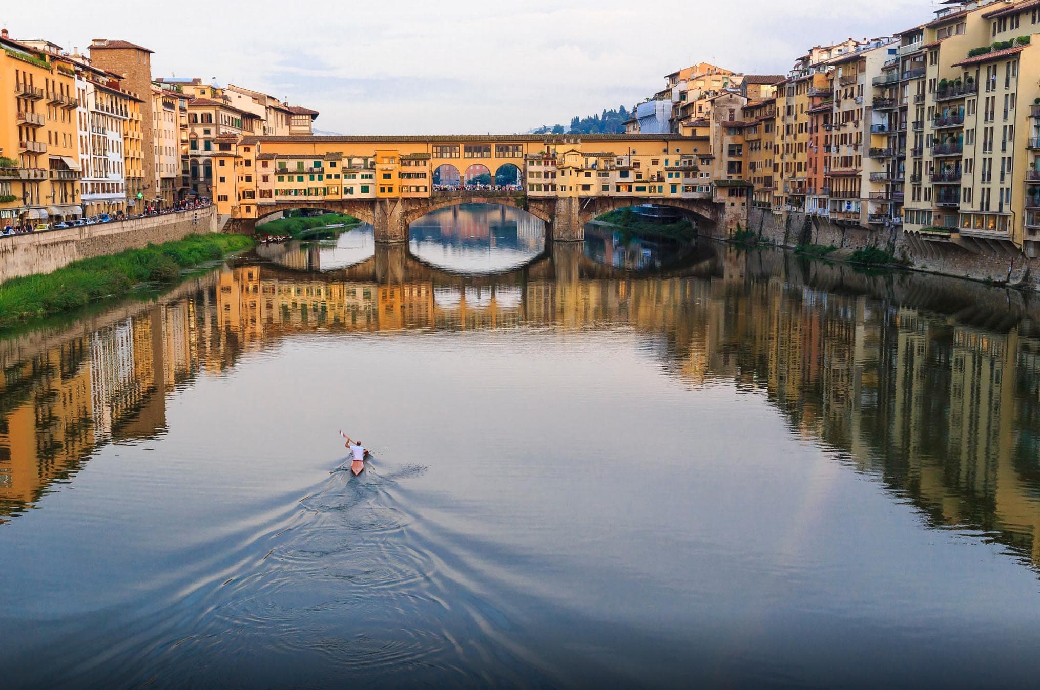 Ejemplo de uso de la regla de los tercios en conjunto con el reflejo Ponte Vecchio en Florencia